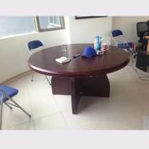 Bàn tròn màu nâu