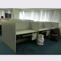 Bàn Hòa Phát kèm vách ngăn