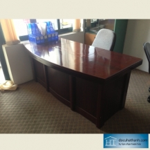 Bàn giám đốc màu nâu