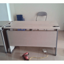 Bàn nhân viên Fami mới 90%