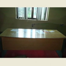 Bàn trưởng phòng mặt kính