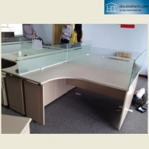 Bàn vách kính chữ L