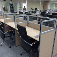 Bàn vách ngăn Fami