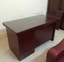 Bàn trưởng phòng Hòa Phát kèm mặt kính mới 99%