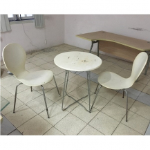 Bộ bàn ghế gồm 2 ghế 1 bàn chân inox