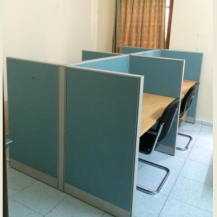 Bàn vách ngăn vàng xanh