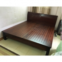 Giường gỗ xoan đào rát phản mới 90%