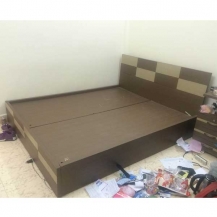Giường gỗ công nghiệp mới 80%