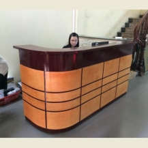 Quầy lễ tân màu nâu