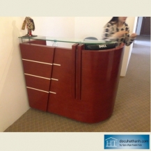 Quầy lễ tân màu nâu