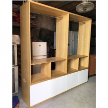 Tủ kệ trưng bày sản phẩm gỗ veneer